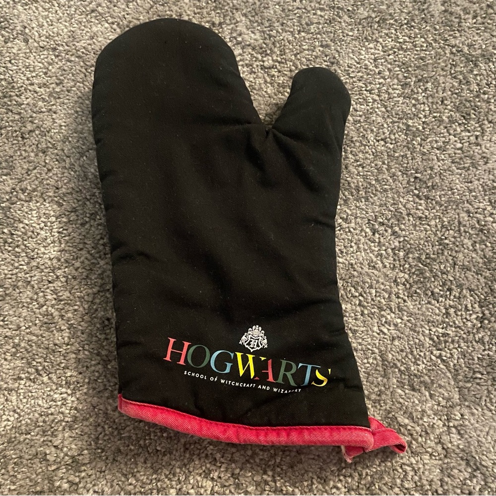 NWOT Harry Potter Hogwarts Oven Mitt